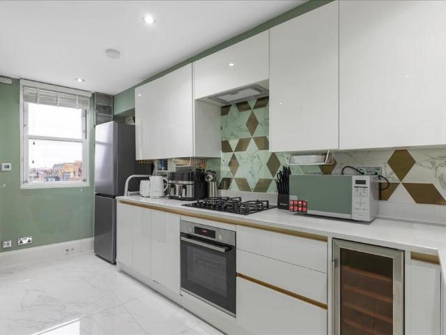 Flat for sale in Fulham, Greater London