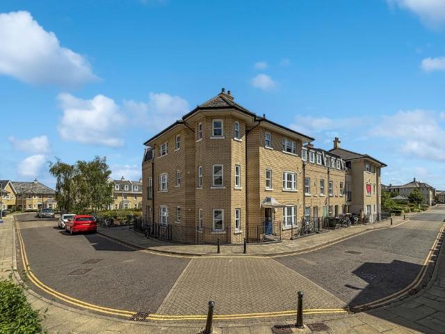 Flat for sale in Arbury, Cambridgeshire