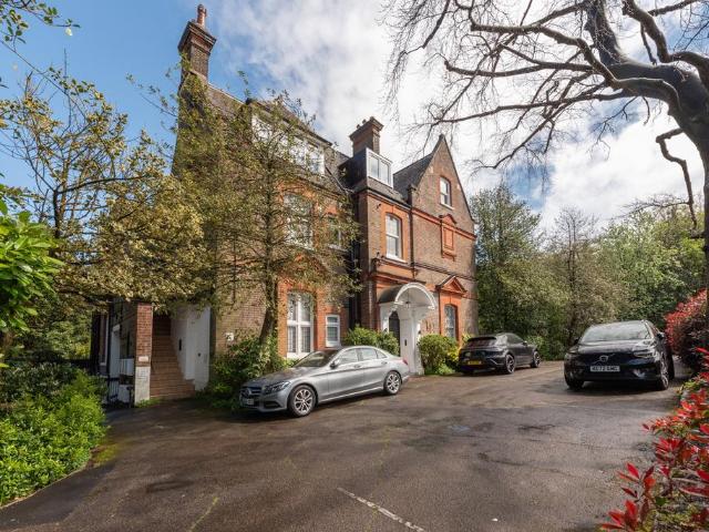 Flat for sale in Golders Green, Greater London