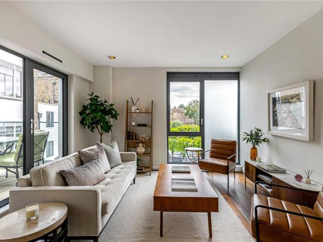 Flat for sale in Clapham, Greater London