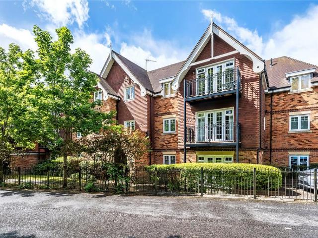 Flat for sale in Oxted, Hillview