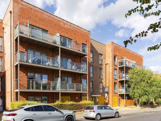 Flat for sale in London Borough of Croydon, Greater London