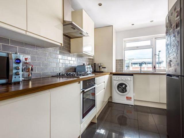Flat for sale in Brondesbury, Greater London