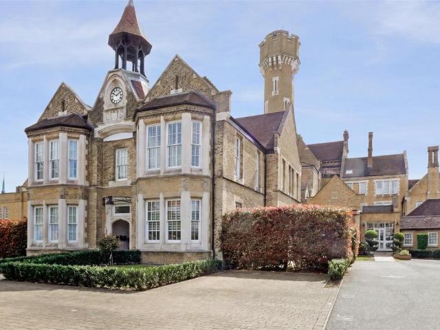 Flat for sale in Stone, Monks Orchard