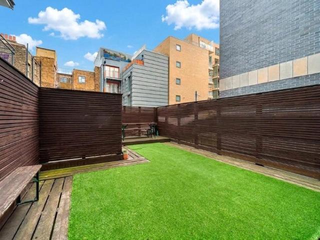 Flat for sale in Ratcliffe, Greater London