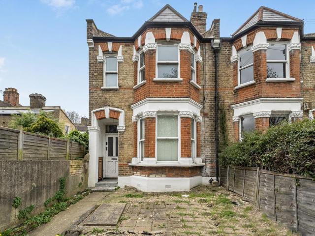 Flat for sale in Penge, Greater London