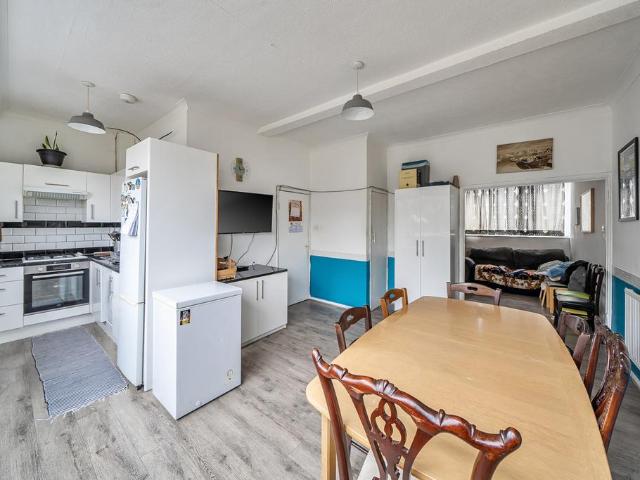 Flat for sale in London Borough of Lewisham, Ladywell