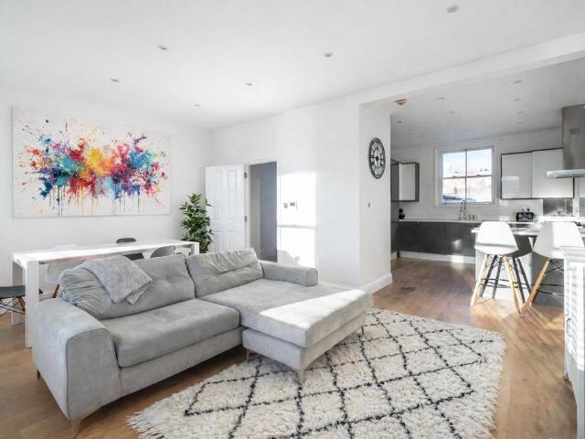 Flat for sale in Stroud Green, Greater London