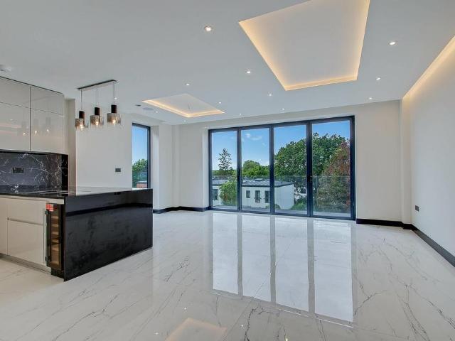 Flat for sale in West Finchley, Greater London