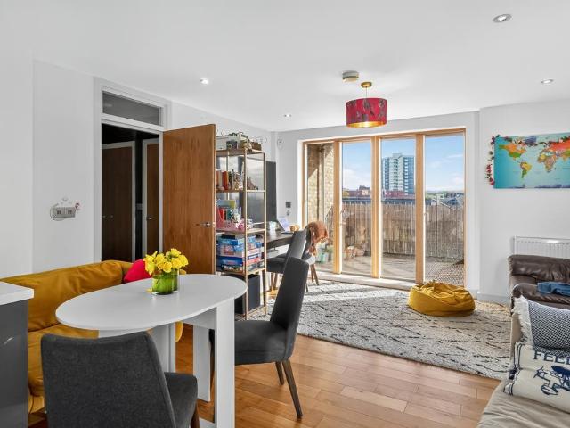 Flat for sale in Plaistow, Greater London