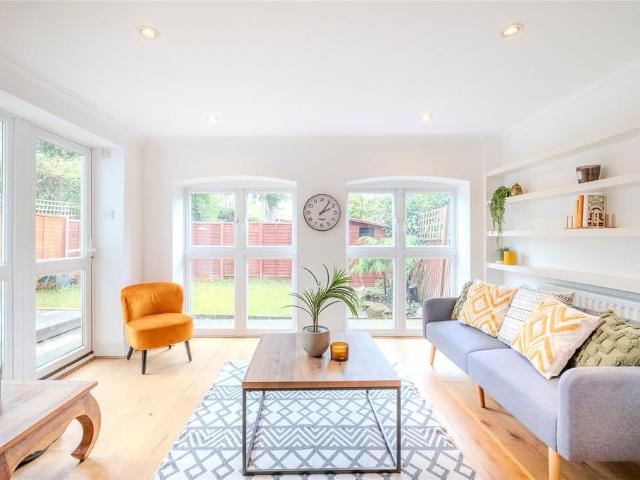 Flat for sale in Tulse Hill, Greater London