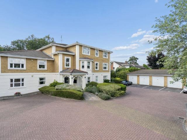 Flat for sale in Farnham Common, Buckinghamshire