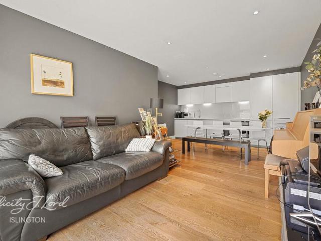 Flat for sale in Finsbury Park, Greater London