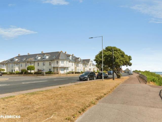 Flat for sale in Holland-on-Sea, Dale Hill