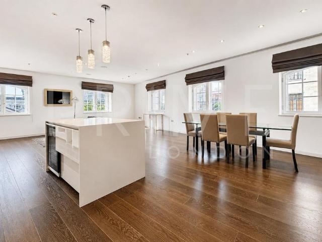 Flat for sale in St Clement Danes, Greater London