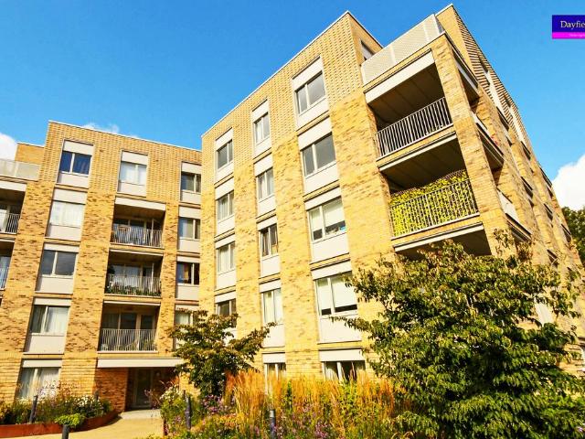 Flat for sale in Mill Hill, Greater London