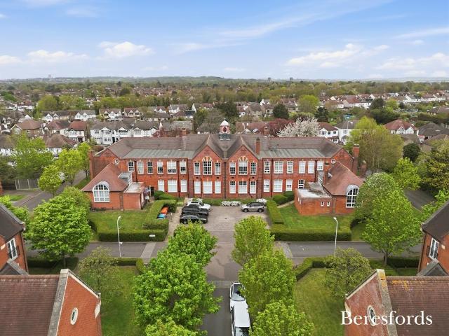 Flat for sale in Gidea Park, Greater London