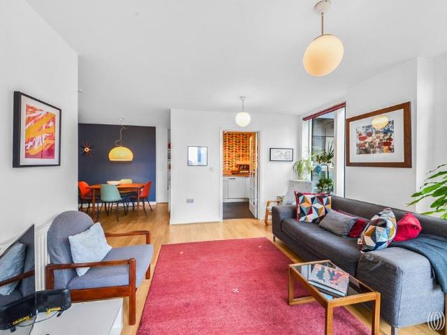 Flat for sale in Stamford Hill, Greater London