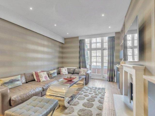 Flat for sale in St. John's Wood, Greater London