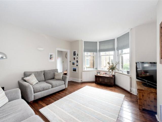 Flat for sale in Upper Tooting, Greater London