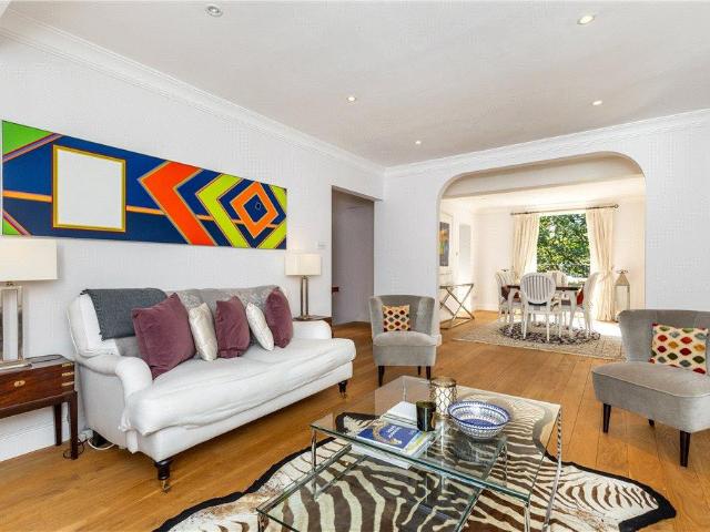 Flat for sale in Earl's Court, Greater London