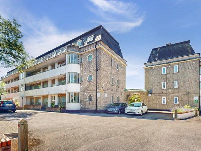 Flat for sale in Edgware, Canons Park