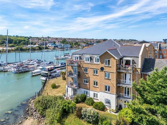 Flat for sale in East Cowes, Isle Of Wight