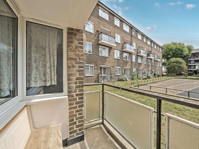 Flat for sale in Oval, Greater London