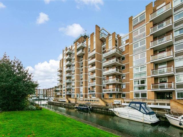 Flat for sale in Hampton Wick, Greater London