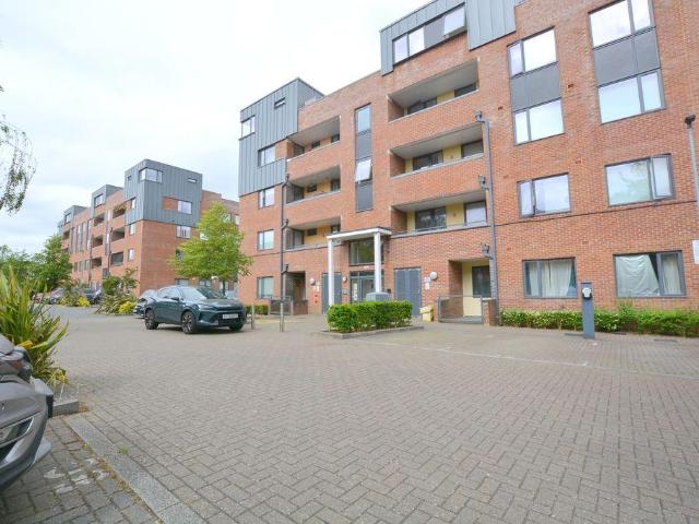 Flat for sale in Harrow Weald, Greater London