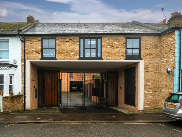Flat for sale in Kew, Greater London