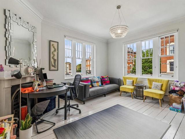 Flat for sale in Fulham, Greater London