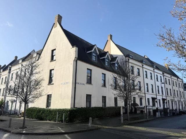 Flat for sale in Upton