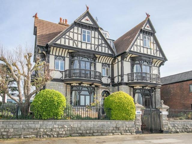 Flat for sale in Brightlingsea, Dale Hill