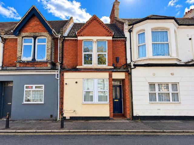 Flat for sale in Brompton, Gillingham