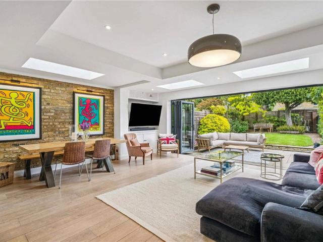 Flat for sale in Fulham, Greater London