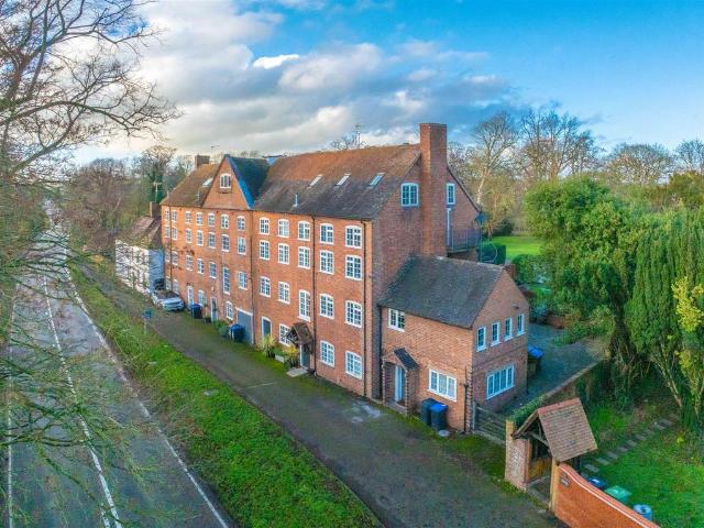 Flat for sale in Alderminster, Warwickshire