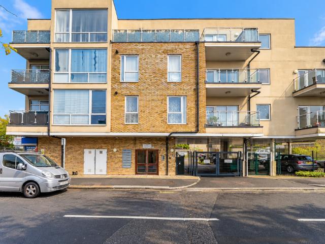Flat for sale in Lonesome, Greater London