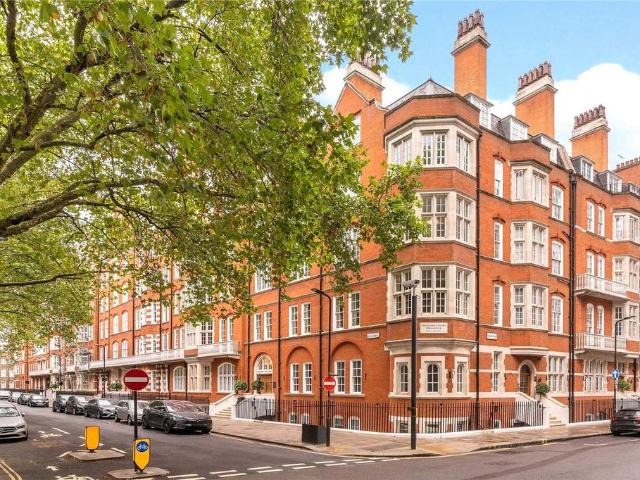 Flat for sale in Saint Giles, Bloomsbury