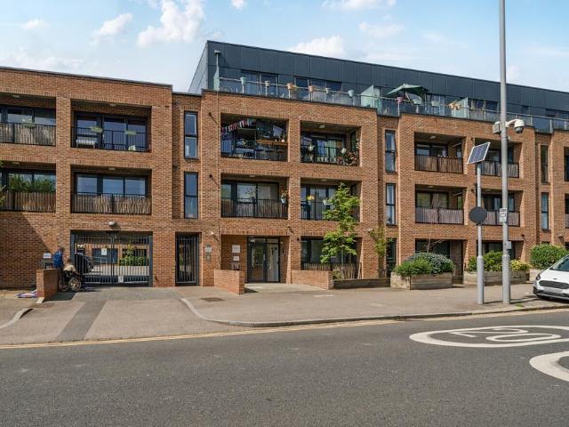Flat for sale in Upper Walthamstow, Greater London