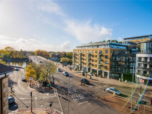 Flat for sale in London Borough of Hounslow, Strand