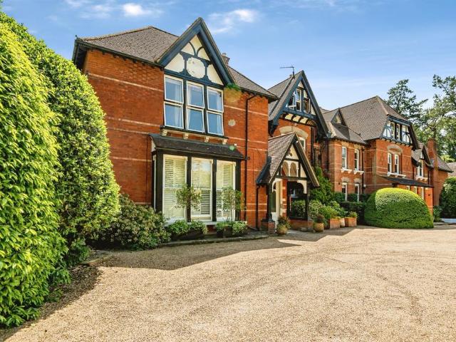 Flat for sale in Row Town, Surrey