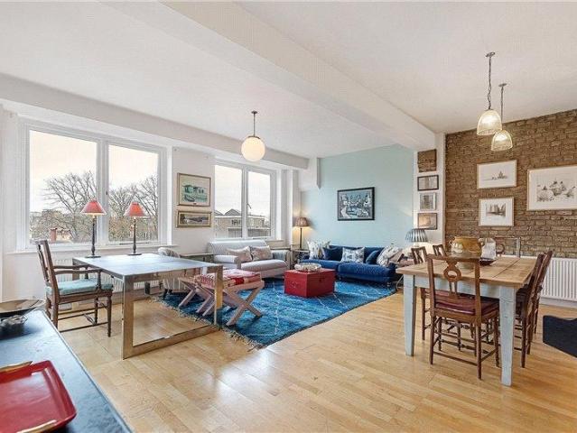 Flat for sale in Kennington, Greater London