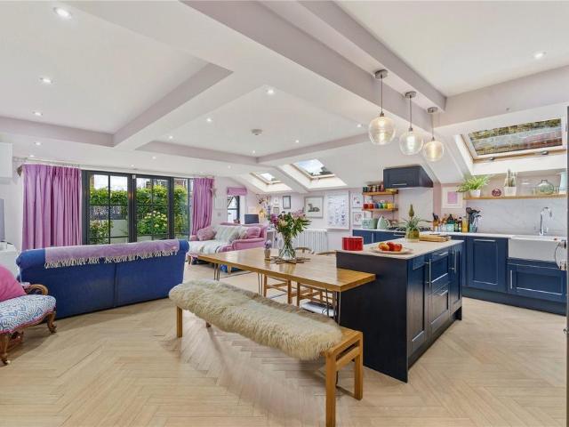 Flat for sale in Clapham Junction, Greater London