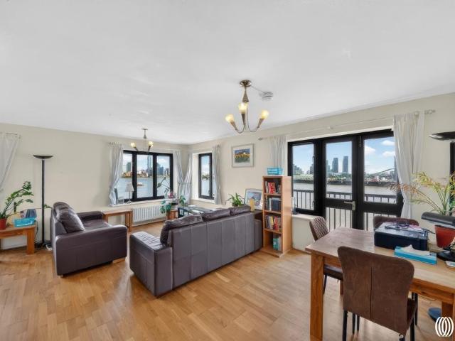 Flat for sale in Isle Of Dogs, Greater London