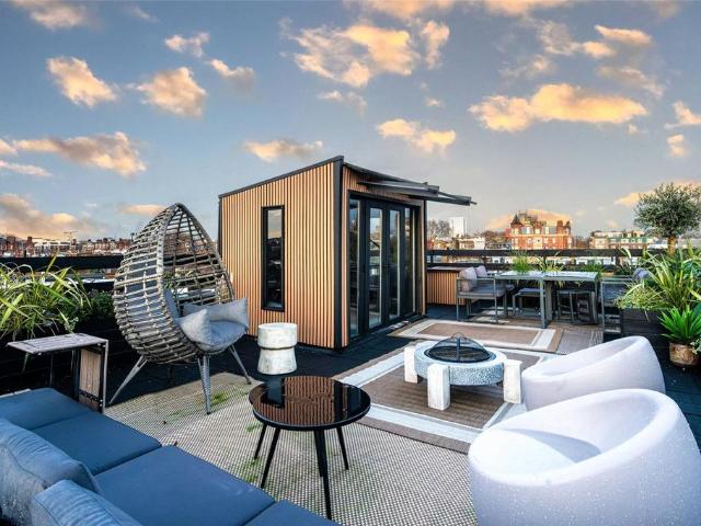 Flat for sale in Earl's Court, Greater London