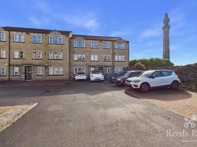 Flat for sale in Savile Park, West Yorkshire