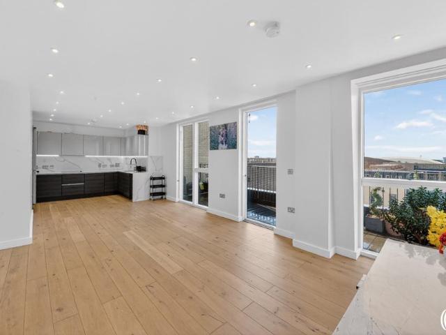 Flat for sale in Stratford Marsh, Greater London