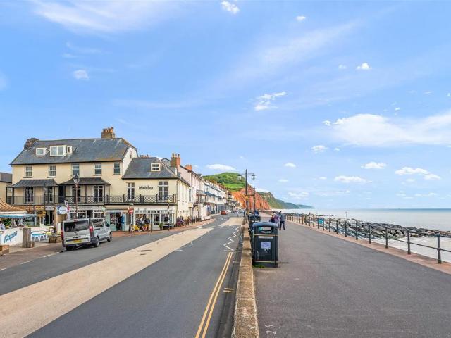 Flat for sale in expand shopping area, East Devon