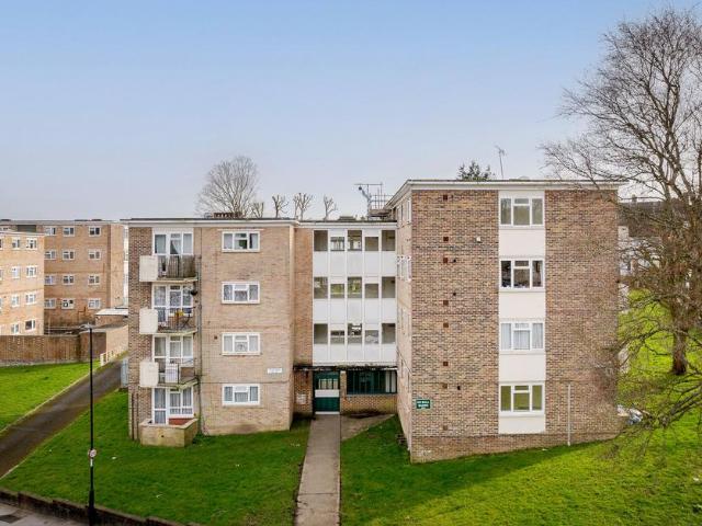 Flat for sale in London Borough of Croydon, Selsdon